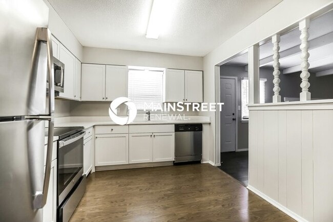 Building Photo - 4 Bedroom Pet-Friendly Home in Independence, MO with Main Street Renewal