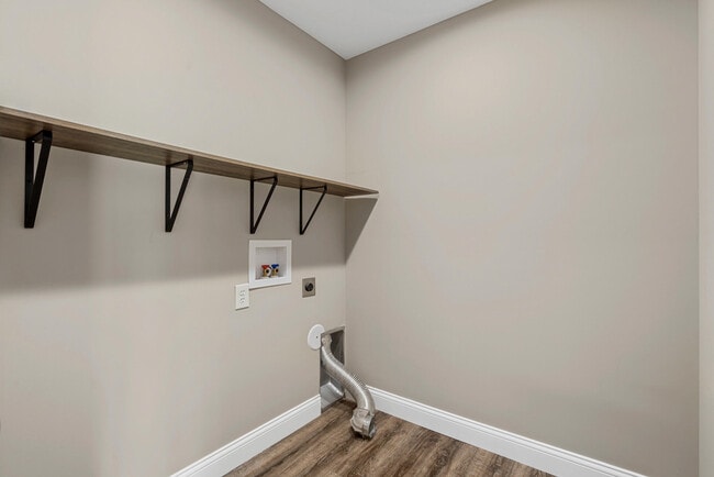 Building Photo - 5990 Tamarack Dr