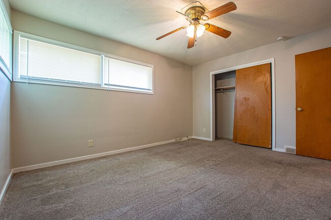 Building Photo - Extremely Spacious 2 Bedroom / 1 Bath Home