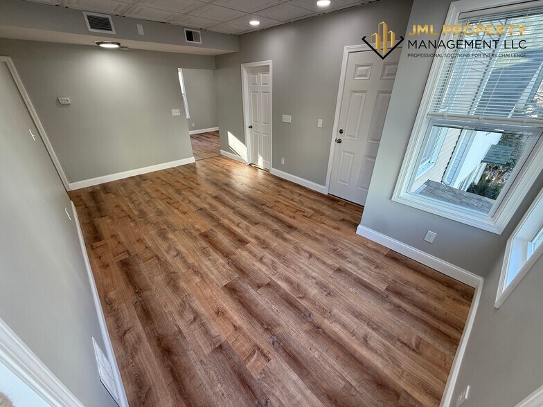 Building Photo - 47 Bogle St