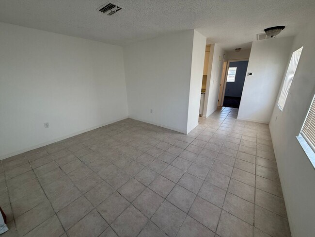 Building Photo - 55+Community : 1 Bed/1 Bath, 1 Story Villa...