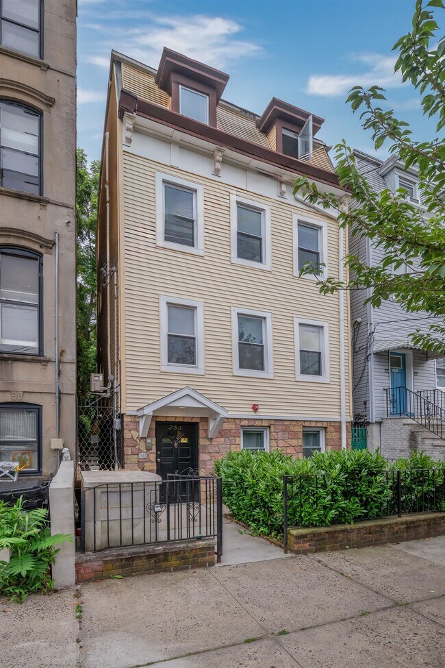 Primary Photo - 250 Suydam Ave