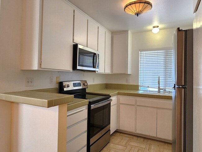 Building Photo - Rarely Available, Single-story, 2Bd 2Ba re...