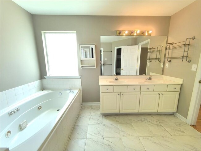 Building Photo - 873 Ashwood Walk