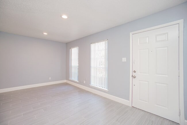 Building Photo - 2515 Oak Hill Dr