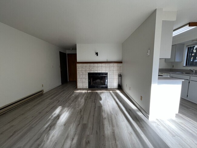 Building Photo - Spacious 2BD/1.5BA Ground-Floor Apartment with Spacious Bedrooms & Modern Kitchen Layout