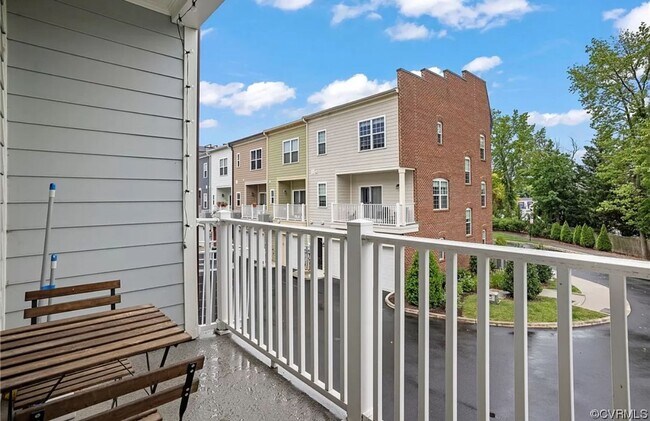 Building Photo - 3 Bedroom Townhouse with 2 Car Garage