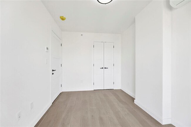 Building Photo - 428 E 9th St