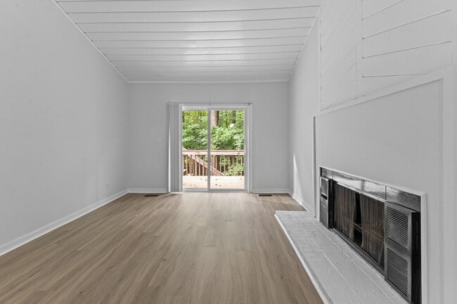 Building Photo - AVAILABLE NOW - Updated 2 Bedroom Duplex w...
