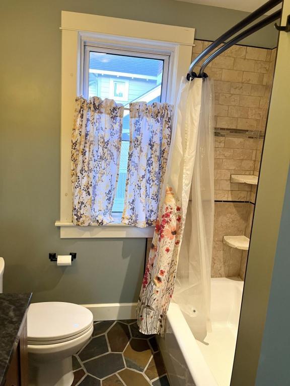 Building Photo - 1106 Country Club Rd