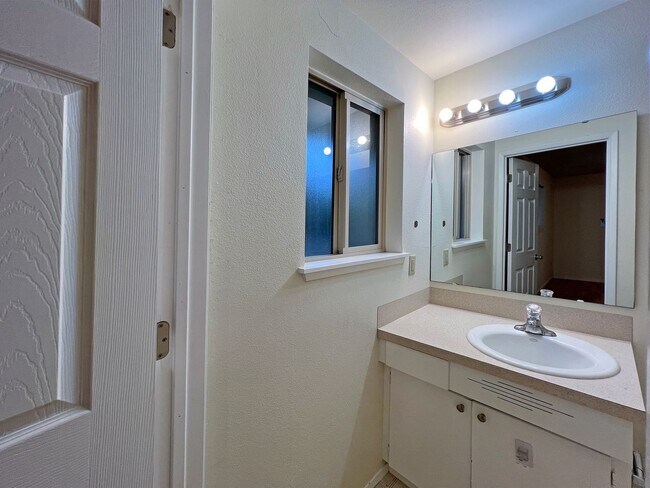 Building Photo - 4 bedroom 2.05 bath rambler on Kent's East...