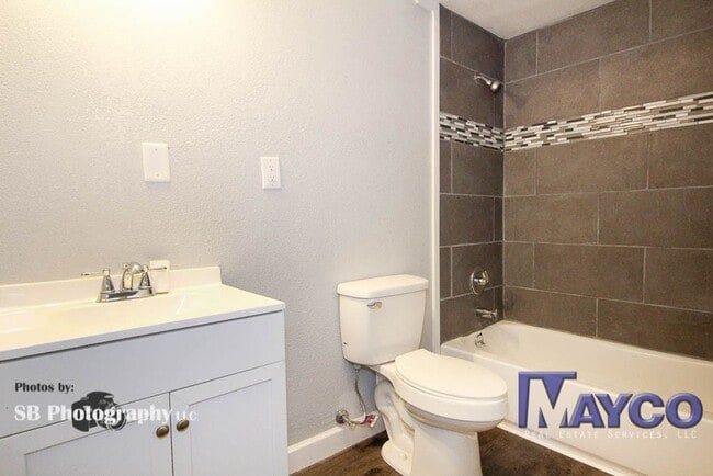 Building Photo - 1 bedroom house in Highland!