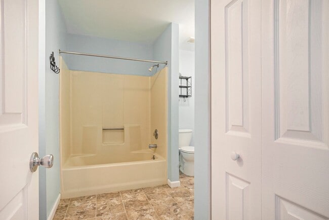 Building Photo - Beautiful Spacious Townhome