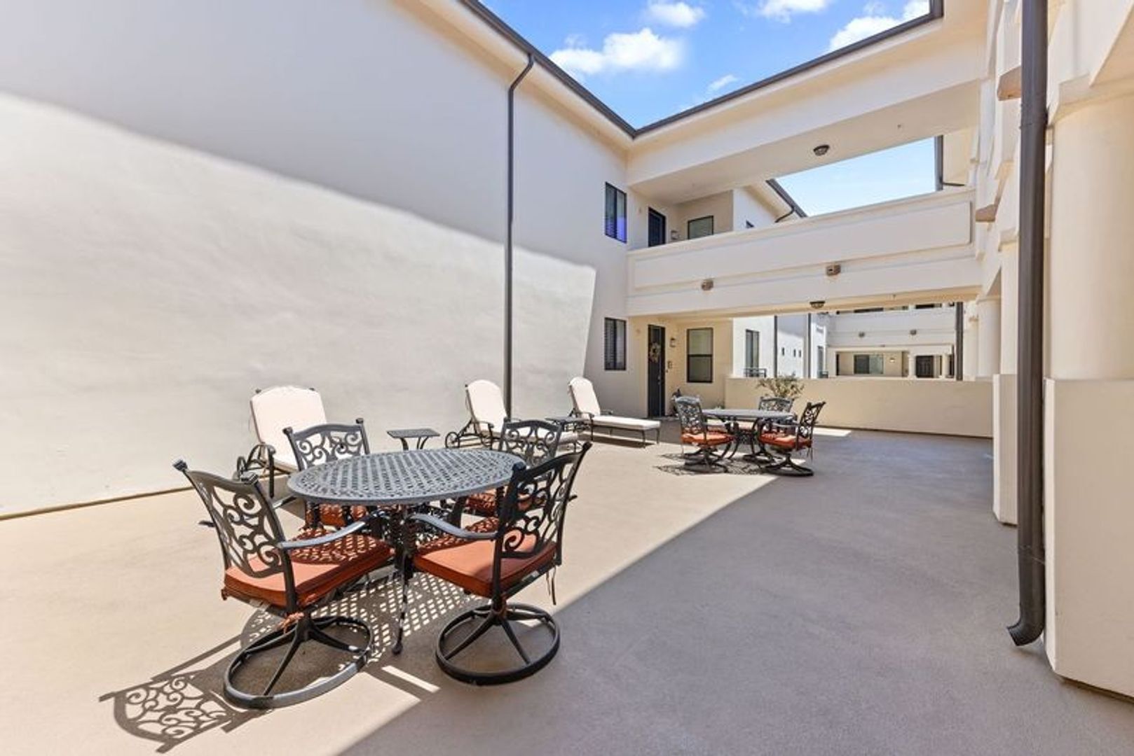 Building Photo - Modern 3 Bed, 2 Bath Condo for Lease – 1,320 Sq Ft – Prime Sherman Oaks Location