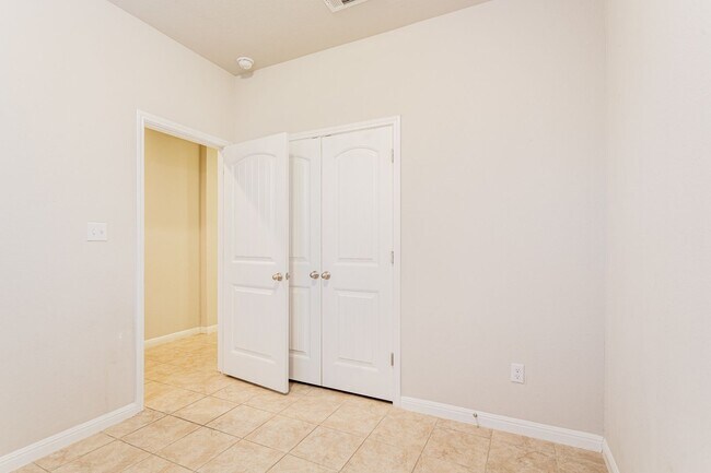 Building Photo - Bright & Spacious 5-Bedroom, 3-Bath Home i...