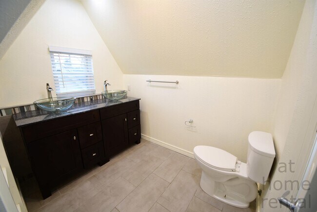 Building Photo - 1740 S Yorktown Ave