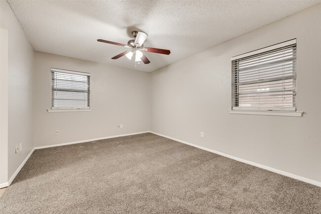Building Photo - 1812 Ravenswood Dr N