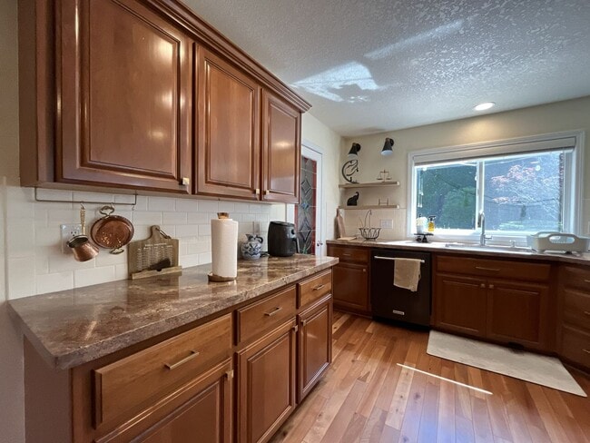 Building Photo - Stunning Bull Mountain Home with Gourmet Kitchen & Luxurious Primary Suite Retreat