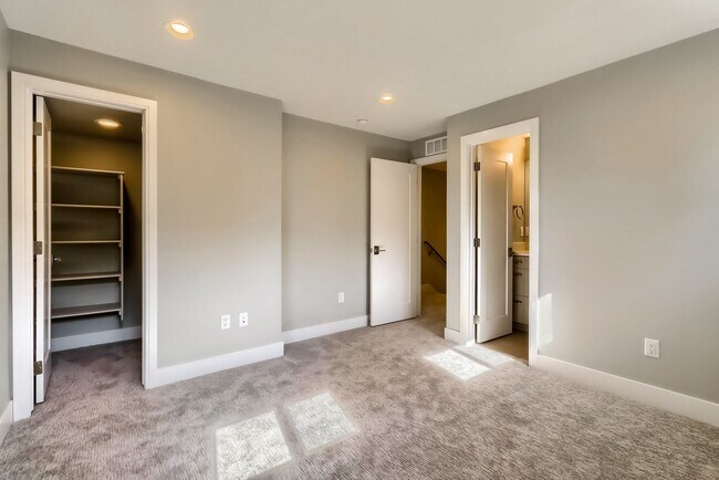 Building Photo - 3 bedroom Townhome + 2 Large Flex Spaces &...