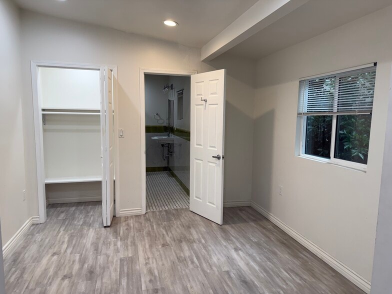 Building Photo - 532 S Irving Blvd