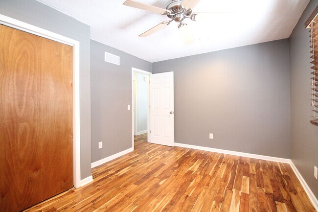 Building Photo - QUIET NEIGHBORHOOD!!  3 Bedroom, 1.5 Bath Home in Norwalk