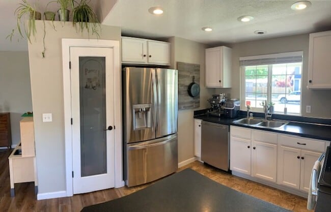 Building Photo - $2,600 - Beautifully-maintained single level Ranch-style Three Bedrooms, Two Baths home Ready To ...