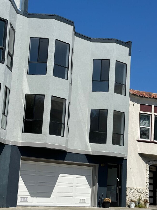 Building Photo - 1630 Oakdale Ave