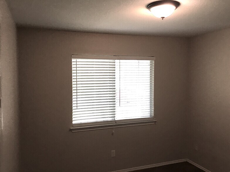 Building Photo - 216 Fall Creek Dr