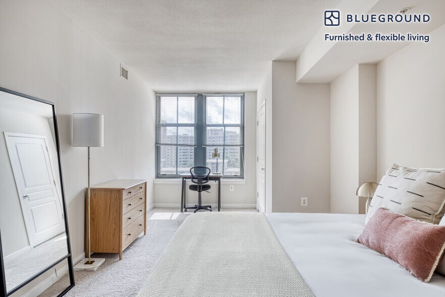 Building Photo - 550 14th Rd S