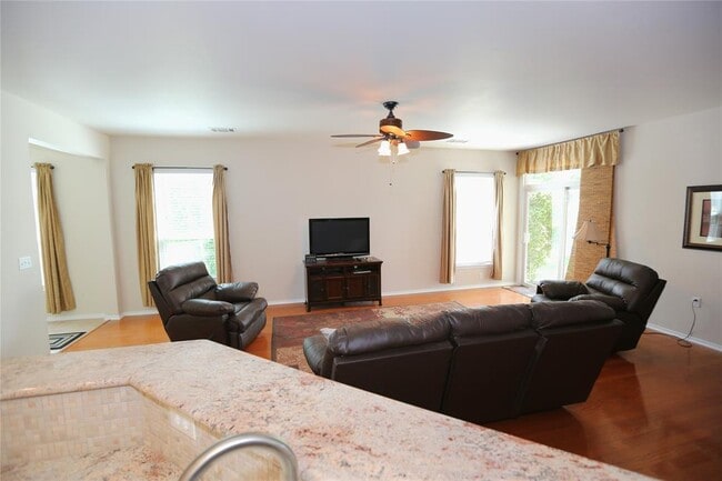 Building Photo - 233 Bonham Loop