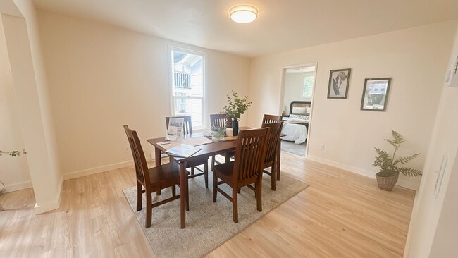 Building Photo - Classic 5bdrm/1.5 bath High St house with ...