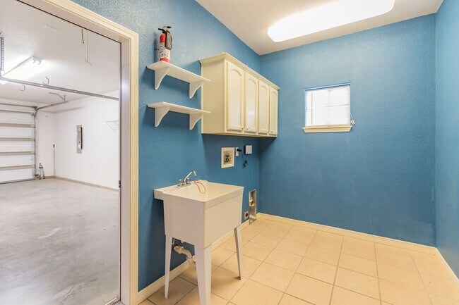 Building Photo - 3 bed 2 bath beautiful home!