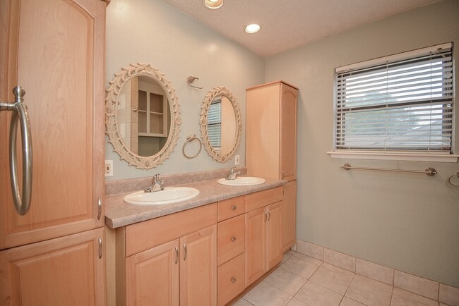 Building Photo - 21318 Park Valley Dr