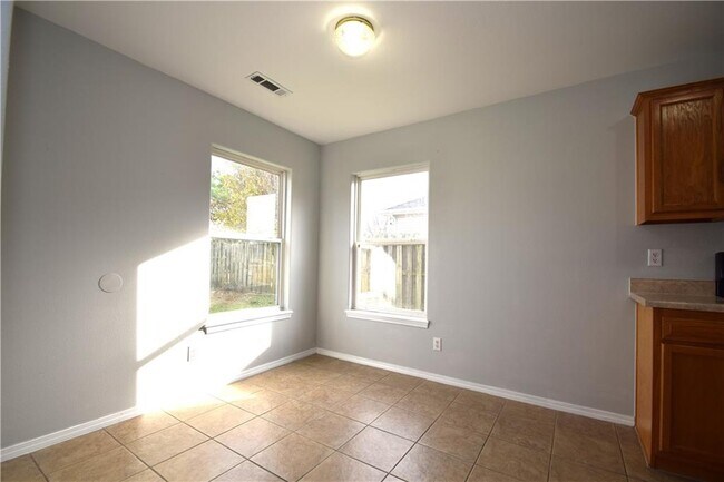 Building Photo - 903 SW Sandrock Rd