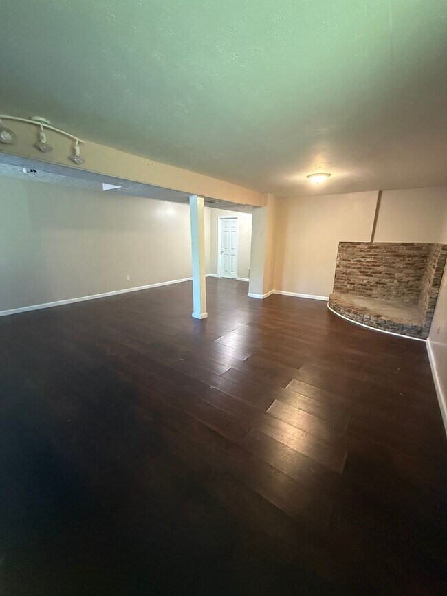 Building Photo - 3 Bedroom Single Family Home