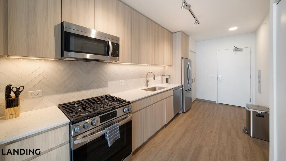 Building Photo - 513 S Damen Ave