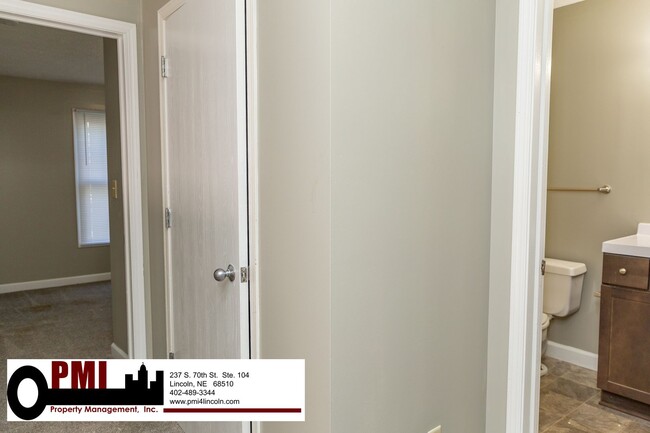 Building Photo - 3 Bedroom and 2 bathroom Duplex for Rent
