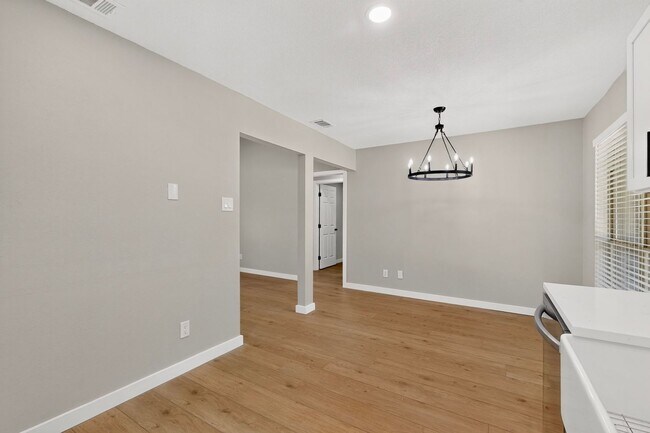 Building Photo - Newly Renovated Home In Grapevine Ready To Be Yours!!!!