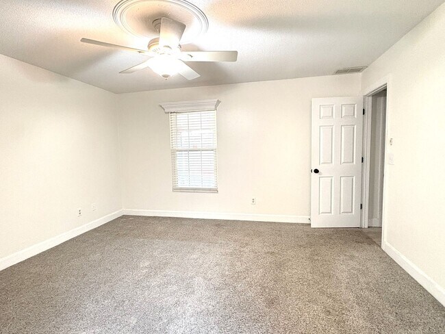 Building Photo - Beautiful 2 Bedroom Ormond Beach Home!