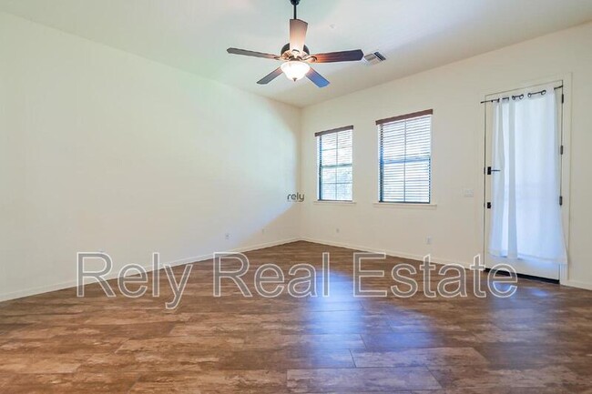 Building Photo - 734 W Juniper Ln