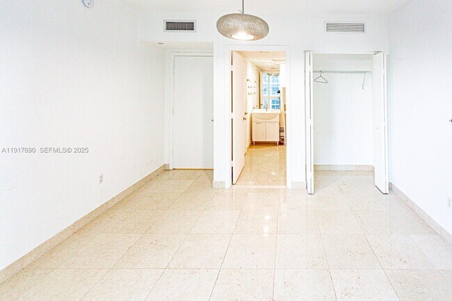 Building Photo - 475 Brickell Ave