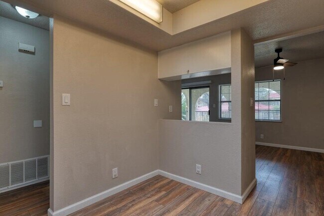 Building Photo - 811 Country Club Dr SE