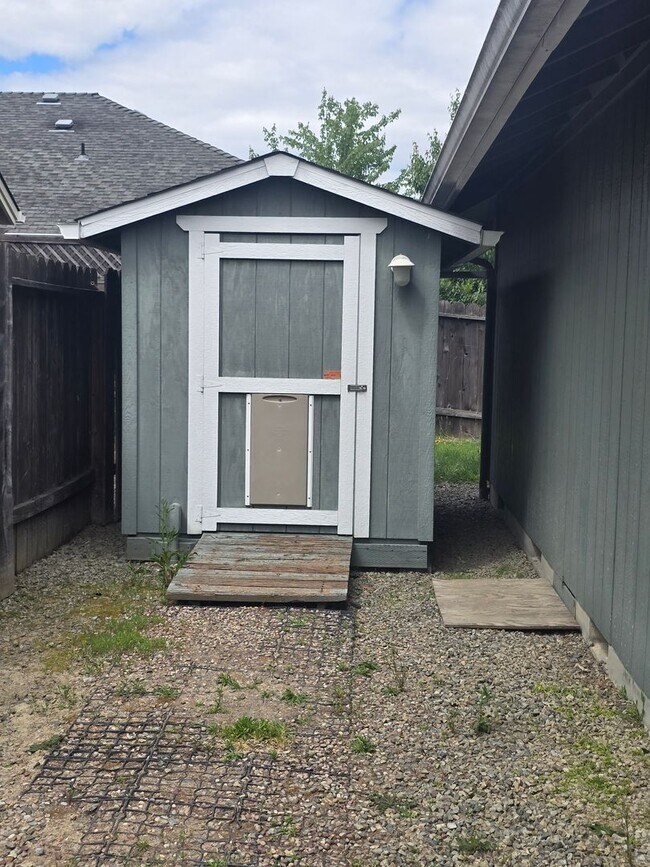 Building Photo - 3 bed 2 bath  Home for Rent in Grants Pass