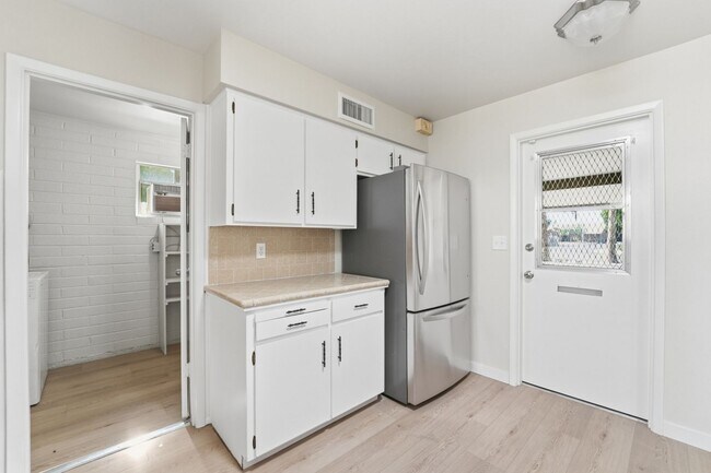Building Photo - Spacious 3 Bed in Dreamland Villa | Corner Lot + Circular Drive
