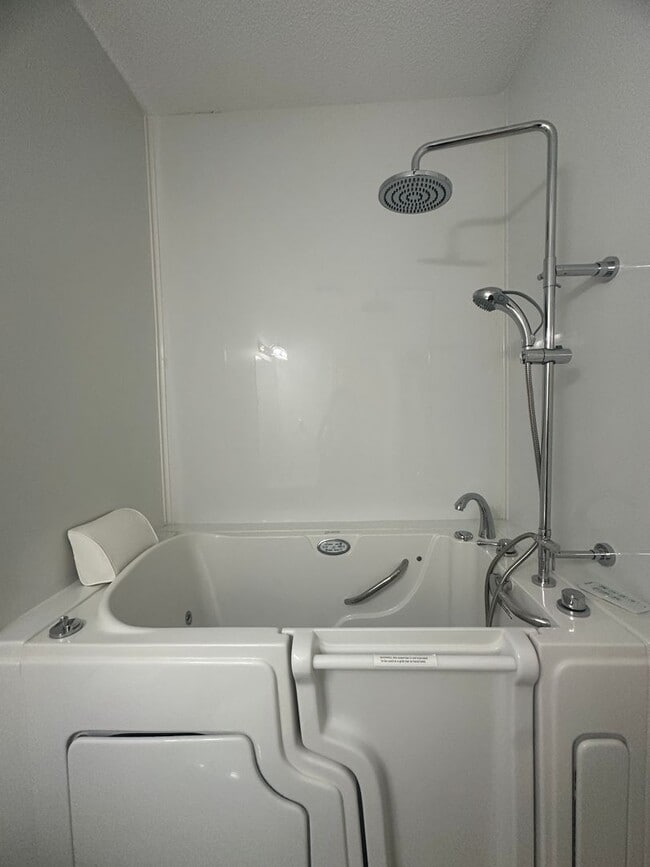 Building Photo - Tartan Pines Subdivision! Golf Course Comm...