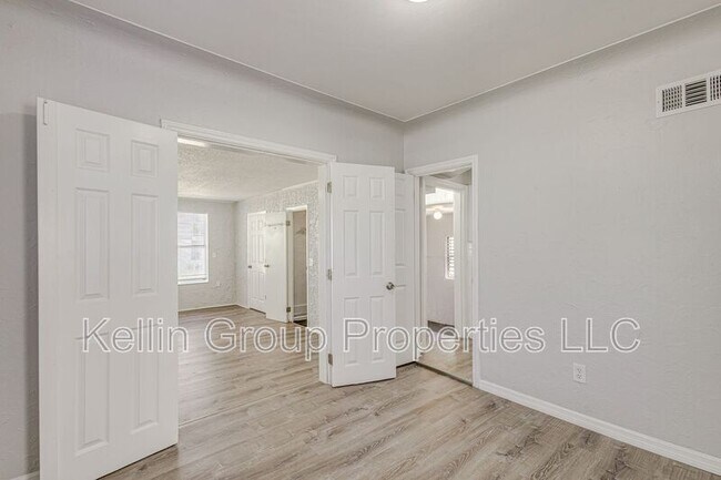 Building Photo - 875 19th Ave S