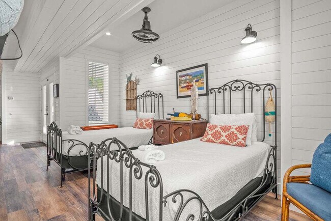 Building Photo - 707 Parkplace-SI ID1036727P