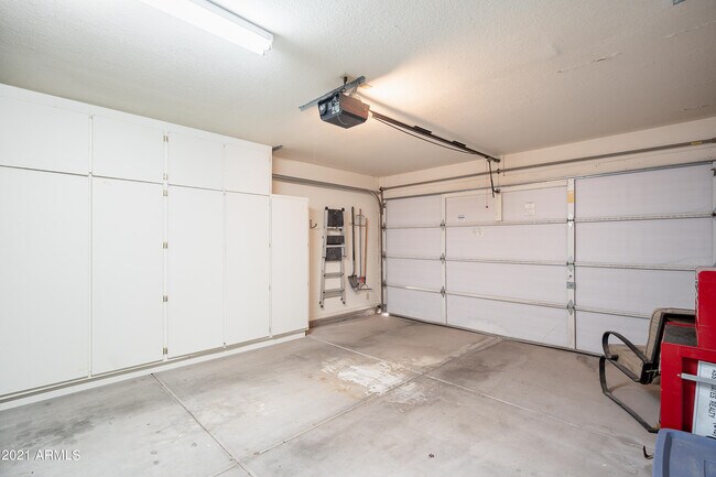 Building Photo - 1802 E Peach Tree Dr