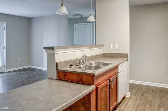 Building Photo - 3 br, 1 bath Apartment - Brennan Pointe II