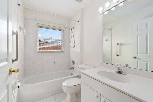 Building Photo - 2466 SE Renick Ave